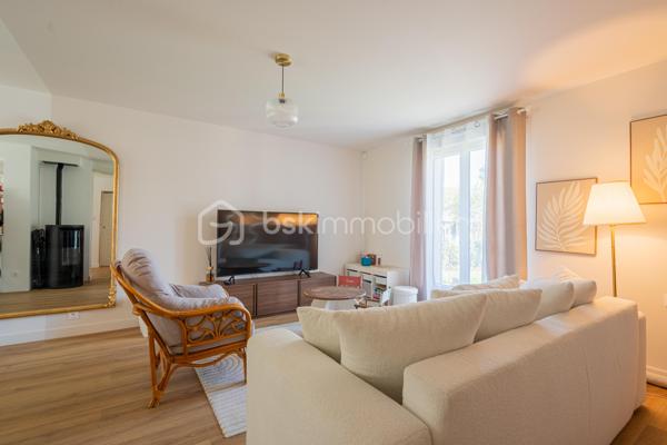 Au coeur de  Villevêque, dans un quartier résidentiel agréable, découvrez cette jolie maison familiale de 124 m² environ , entièrement rénovée en 2023, où confort, modernité et douceur de vivre se conjuguent harmonieusement.

Dès l'entrée, vous serez séduit par son atmosphère chaleureuse, sa décoration soignée et ses espaces parfaitement aménagés. Une maison pleine de charme, prête à accueillir votre famille !
Le rez-de-chaussée s'articule autour d'une superbe pièce de vie de 57m² comprenant un salon, un séjour et une cuisine ouverte, aménagée et équipée. Un espace généreux et accueillant, idéal pour partager de beaux moments en famille ou recevoir vos proches.
Ce niveau dispose également d'une buanderie fonctionnelle , d'un WC séparé et d'une belle suite parentale avec dressing et salle d'eau privative, offrant un véritable espace de confort et d'intimité.
À l'étage, vous découvrirez 3 chambres , permettant à chacun de profiter de son propre espace, ainsi qu'une salle de bains et un WC indépendant. Une configuration pratique et agréable pour répondre aux besoins d'une famille.
Implantée sur une parcelle de 448 m², la maison bénéficie d'un jardin qui complète agréablement l'ensemble et permet de profiter des beaux jours en toute simplicité.

Ses nombreux atouts, ses volumes généreux, son agencement fonctionnel et la qualité de sa rénovation en font une maison familiale pleine de charme, où l’on se sent immédiatement chez soi. Un bien qui allie harmonieusement confort, esthétisme et qualité de vie.
Une visite s'impose pour découvrir tout son potentiel et son atmosphère si accueillante !