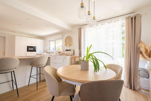 Au coeur de  Villevêque, dans un quartier résidentiel agréable, découvrez cette jolie maison familiale de 124 m² environ , entièrement rénovée en 2023, où confort, modernité et douceur de vivre se conjuguent harmonieusement.

Dès l'entrée, vous serez séduit par son atmosphère chaleureuse, sa décoration soignée et ses espaces parfaitement aménagés. Une maison pleine de charme, prête à accueillir votre famille !
Le rez-de-chaussée s'articule autour d'une superbe pièce de vie de 57m² comprenant un salon, un séjour et une cuisine ouverte, aménagée et équipée. Un espace généreux et accueillant, idéal pour partager de beaux moments en famille ou recevoir vos proches.
Ce niveau dispose également d'une buanderie fonctionnelle , d'un WC séparé et d'une belle suite parentale avec dressing et salle d'eau privative, offrant un véritable espace de confort et d'intimité.
À l'étage, vous découvrirez 3 chambres , permettant à chacun de profiter de son propre espace, ainsi qu'une salle de bains et un WC indépendant. Une configuration pratique et agréable pour répondre aux besoins d'une famille.
Implantée sur une parcelle de 448 m², la maison bénéficie d'un jardin qui complète agréablement l'ensemble et permet de profiter des beaux jours en toute simplicité.

Ses nombreux atouts, ses volumes généreux, son agencement fonctionnel et la qualité de sa rénovation en font une maison familiale pleine de charme, où l’on se sent immédiatement chez soi. Un bien qui allie harmonieusement confort, esthétisme et qualité de vie.
Une visite s'impose pour découvrir tout son potentiel et son atmosphère si accueillante !