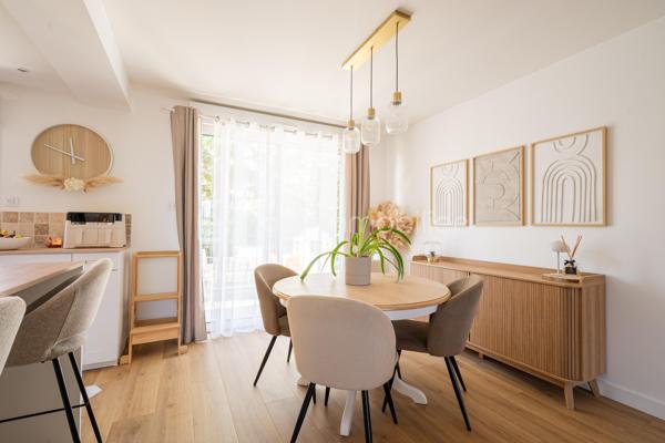 Au coeur de  Villevêque, dans un quartier résidentiel agréable, découvrez cette jolie maison familiale de 124 m² environ , entièrement rénovée en 2023, où confort, modernité et douceur de vivre se conjuguent harmonieusement.

Dès l'entrée, vous serez séduit par son atmosphère chaleureuse, sa décoration soignée et ses espaces parfaitement aménagés. Une maison pleine de charme, prête à accueillir votre famille !
Le rez-de-chaussée s'articule autour d'une superbe pièce de vie de 57m² comprenant un salon, un séjour et une cuisine ouverte, aménagée et équipée. Un espace généreux et accueillant, idéal pour partager de beaux moments en famille ou recevoir vos proches.
Ce niveau dispose également d'une buanderie fonctionnelle , d'un WC séparé et d'une belle suite parentale avec dressing et salle d'eau privative, offrant un véritable espace de confort et d'intimité.
À l'étage, vous découvrirez 3 chambres , permettant à chacun de profiter de son propre espace, ainsi qu'une salle de bains et un WC indépendant. Une configuration pratique et agréable pour répondre aux besoins d'une famille.
Implantée sur une parcelle de 448 m², la maison bénéficie d'un jardin qui complète agréablement l'ensemble et permet de profiter des beaux jours en toute simplicité.

Ses nombreux atouts, ses volumes généreux, son agencement fonctionnel et la qualité de sa rénovation en font une maison familiale pleine de charme, où l’on se sent immédiatement chez soi. Un bien qui allie harmonieusement confort, esthétisme et qualité de vie.
Une visite s'impose pour découvrir tout son potentiel et son atmosphère si accueillante !