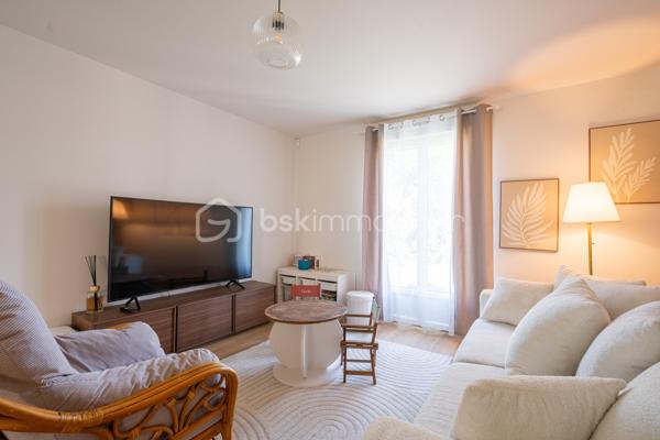 Au coeur de  Villevêque, dans un quartier résidentiel agréable, découvrez cette jolie maison familiale de 124 m² environ , entièrement rénovée en 2023, où confort, modernité et douceur de vivre se conjuguent harmonieusement.

Dès l'entrée, vous serez séduit par son atmosphère chaleureuse, sa décoration soignée et ses espaces parfaitement aménagés. Une maison pleine de charme, prête à accueillir votre famille !
Le rez-de-chaussée s'articule autour d'une superbe pièce de vie de 57m² comprenant un salon, un séjour et une cuisine ouverte, aménagée et équipée. Un espace généreux et accueillant, idéal pour partager de beaux moments en famille ou recevoir vos proches.
Ce niveau dispose également d'une buanderie fonctionnelle , d'un WC séparé et d'une belle suite parentale avec dressing et salle d'eau privative, offrant un véritable espace de confort et d'intimité.
À l'étage, vous découvrirez 3 chambres , permettant à chacun de profiter de son propre espace, ainsi qu'une salle de bains et un WC indépendant. Une configuration pratique et agréable pour répondre aux besoins d'une famille.
Implantée sur une parcelle de 448 m², la maison bénéficie d'un jardin qui complète agréablement l'ensemble et permet de profiter des beaux jours en toute simplicité.

Ses nombreux atouts, ses volumes généreux, son agencement fonctionnel et la qualité de sa rénovation en font une maison familiale pleine de charme, où l’on se sent immédiatement chez soi. Un bien qui allie harmonieusement confort, esthétisme et qualité de vie.
Une visite s'impose pour découvrir tout son potentiel et son atmosphère si accueillante !