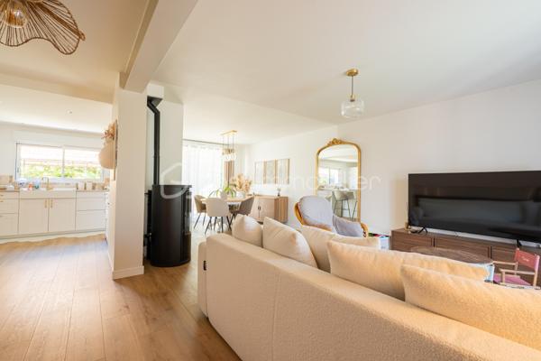 Au coeur de  Villevêque, dans un quartier résidentiel agréable, découvrez cette jolie maison familiale de 124 m² environ , entièrement rénovée en 2023, où confort, modernité et douceur de vivre se conjuguent harmonieusement.

Dès l'entrée, vous serez séduit par son atmosphère chaleureuse, sa décoration soignée et ses espaces parfaitement aménagés. Une maison pleine de charme, prête à accueillir votre famille !
Le rez-de-chaussée s'articule autour d'une superbe pièce de vie de 57m² comprenant un salon, un séjour et une cuisine ouverte, aménagée et équipée. Un espace généreux et accueillant, idéal pour partager de beaux moments en famille ou recevoir vos proches.
Ce niveau dispose également d'une buanderie fonctionnelle , d'un WC séparé et d'une belle suite parentale avec dressing et salle d'eau privative, offrant un véritable espace de confort et d'intimité.
À l'étage, vous découvrirez 3 chambres , permettant à chacun de profiter de son propre espace, ainsi qu'une salle de bains et un WC indépendant. Une configuration pratique et agréable pour répondre aux besoins d'une famille.
Implantée sur une parcelle de 448 m², la maison bénéficie d'un jardin qui complète agréablement l'ensemble et permet de profiter des beaux jours en toute simplicité.

Ses nombreux atouts, ses volumes généreux, son agencement fonctionnel et la qualité de sa rénovation en font une maison familiale pleine de charme, où l’on se sent immédiatement chez soi. Un bien qui allie harmonieusement confort, esthétisme et qualité de vie.
Une visite s'impose pour découvrir tout son potentiel et son atmosphère si accueillante !