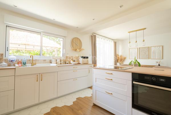 Au coeur de  Villevêque, dans un quartier résidentiel agréable, découvrez cette jolie maison familiale de 124 m² environ , entièrement rénovée en 2023, où confort, modernité et douceur de vivre se conjuguent harmonieusement.

Dès l'entrée, vous serez séduit par son atmosphère chaleureuse, sa décoration soignée et ses espaces parfaitement aménagés. Une maison pleine de charme, prête à accueillir votre famille !
Le rez-de-chaussée s'articule autour d'une superbe pièce de vie de 57m² comprenant un salon, un séjour et une cuisine ouverte, aménagée et équipée. Un espace généreux et accueillant, idéal pour partager de beaux moments en famille ou recevoir vos proches.
Ce niveau dispose également d'une buanderie fonctionnelle , d'un WC séparé et d'une belle suite parentale avec dressing et salle d'eau privative, offrant un véritable espace de confort et d'intimité.
À l'étage, vous découvrirez 3 chambres , permettant à chacun de profiter de son propre espace, ainsi qu'une salle de bains et un WC indépendant. Une configuration pratique et agréable pour répondre aux besoins d'une famille.
Implantée sur une parcelle de 448 m², la maison bénéficie d'un jardin qui complète agréablement l'ensemble et permet de profiter des beaux jours en toute simplicité.

Ses nombreux atouts, ses volumes généreux, son agencement fonctionnel et la qualité de sa rénovation en font une maison familiale pleine de charme, où l’on se sent immédiatement chez soi. Un bien qui allie harmonieusement confort, esthétisme et qualité de vie.
Une visite s'impose pour découvrir tout son potentiel et son atmosphère si accueillante !