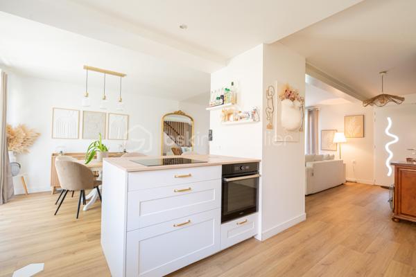 Au coeur de  Villevêque, dans un quartier résidentiel agréable, découvrez cette jolie maison familiale de 124 m² environ , entièrement rénovée en 2023, où confort, modernité et douceur de vivre se conjuguent harmonieusement.

Dès l'entrée, vous serez séduit par son atmosphère chaleureuse, sa décoration soignée et ses espaces parfaitement aménagés. Une maison pleine de charme, prête à accueillir votre famille !
Le rez-de-chaussée s'articule autour d'une superbe pièce de vie de 57m² comprenant un salon, un séjour et une cuisine ouverte, aménagée et équipée. Un espace généreux et accueillant, idéal pour partager de beaux moments en famille ou recevoir vos proches.
Ce niveau dispose également d'une buanderie fonctionnelle , d'un WC séparé et d'une belle suite parentale avec dressing et salle d'eau privative, offrant un véritable espace de confort et d'intimité.
À l'étage, vous découvrirez 3 chambres , permettant à chacun de profiter de son propre espace, ainsi qu'une salle de bains et un WC indépendant. Une configuration pratique et agréable pour répondre aux besoins d'une famille.
Implantée sur une parcelle de 448 m², la maison bénéficie d'un jardin qui complète agréablement l'ensemble et permet de profiter des beaux jours en toute simplicité.

Ses nombreux atouts, ses volumes généreux, son agencement fonctionnel et la qualité de sa rénovation en font une maison familiale pleine de charme, où l’on se sent immédiatement chez soi. Un bien qui allie harmonieusement confort, esthétisme et qualité de vie.
Une visite s'impose pour découvrir tout son potentiel et son atmosphère si accueillante !