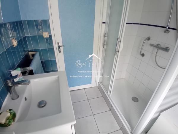 Dans une ruelle calme, venez poser vos valises dans cette maison ancienne restaurée