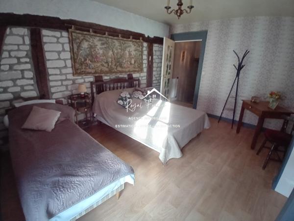 Dans une ruelle calme, venez poser vos valises dans cette maison ancienne restaurée