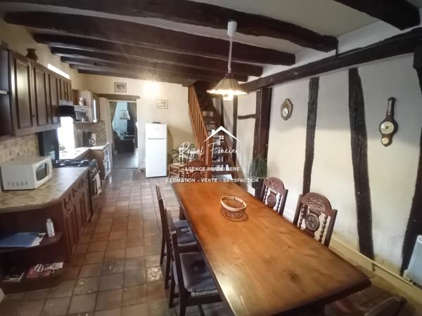 Dans une ruelle calme, venez poser vos valises dans cette maison ancienne restaurée