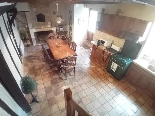 Dans une ruelle calme, venez poser vos valises dans cette maison ancienne restaurée