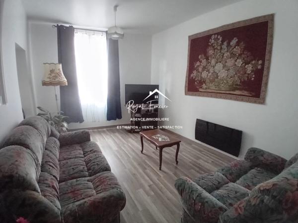 Dans une ruelle calme, venez poser vos valises dans cette maison ancienne restaurée