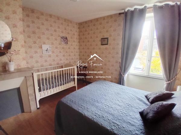 Dans une ruelle calme, venez poser vos valises dans cette maison ancienne restaurée