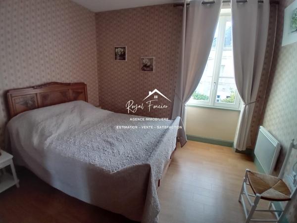 Dans une ruelle calme, venez poser vos valises dans cette maison ancienne restaurée