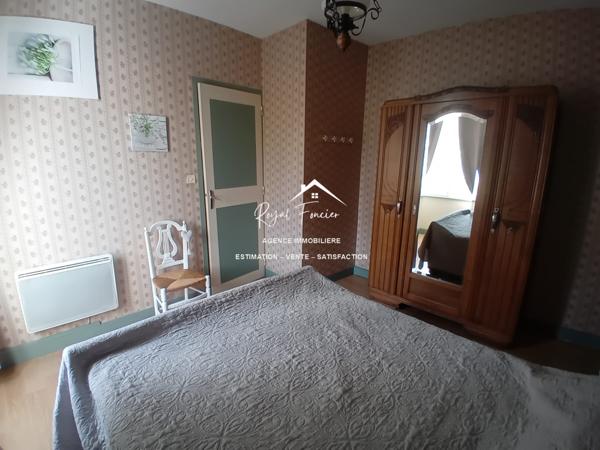 Dans une ruelle calme, venez poser vos valises dans cette maison ancienne restaurée