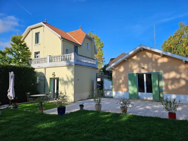 Maison de caractère 223 m² Puy-Guillaume proche des commodités