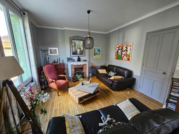 Maison de caractère 223 m² Puy-Guillaume proche des commodités