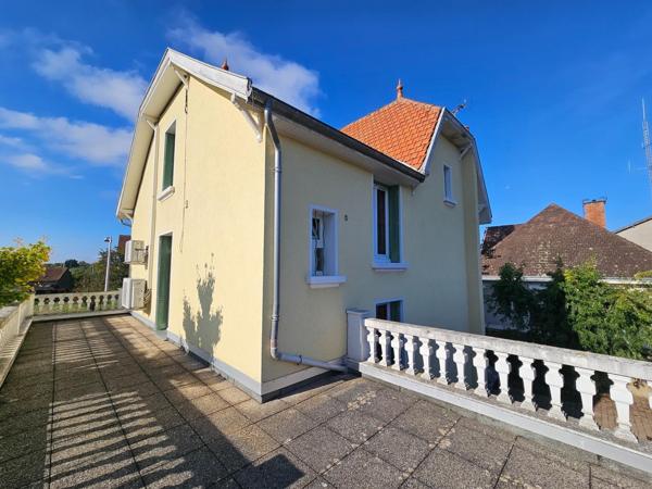 Maison de caractère 223 m² Puy-Guillaume proche des commodités