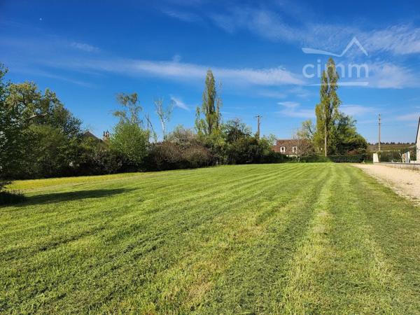 Terrain constructible de 1350m² à vendre au Crétet à St Eloy de Gy (18110).