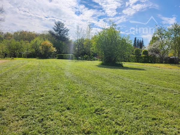 Terrain constructible de 1350m² à vendre au Crétet à St Eloy de Gy (18110).