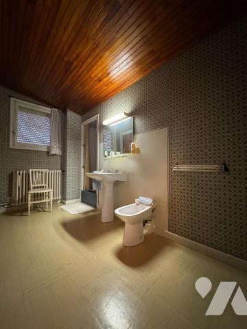 PROCHE CENTRE, GRAND HABITATION FAMILIALE AVEC JARDIN