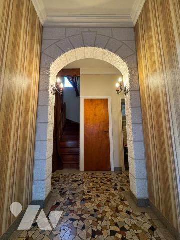 PROCHE CENTRE, GRAND HABITATION FAMILIALE AVEC JARDIN