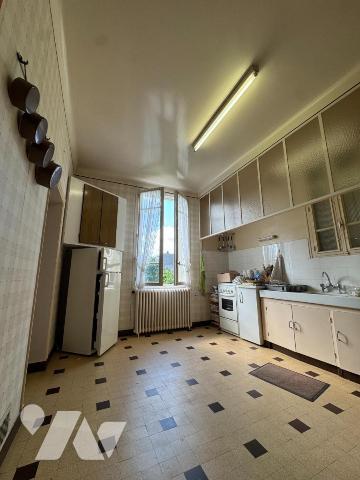 PROCHE CENTRE, GRAND HABITATION FAMILIALE AVEC JARDIN