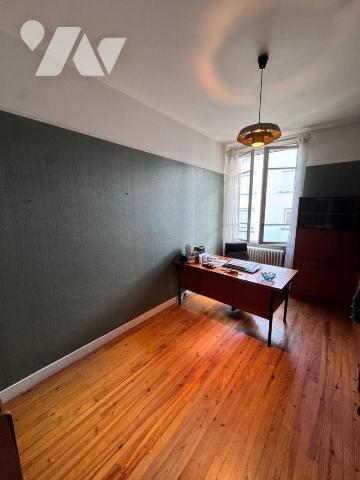 PROCHE CENTRE, GRAND HABITATION FAMILIALE AVEC JARDIN