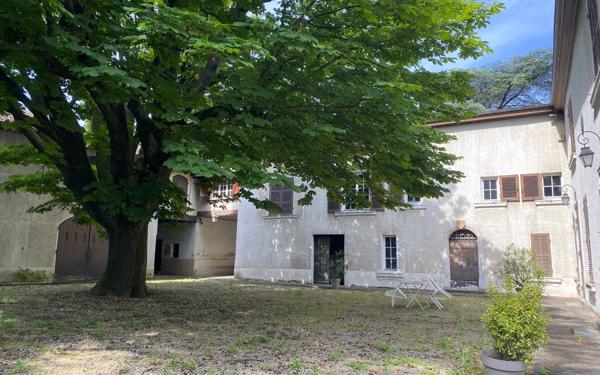 Maison à vendre    2 pièces • 600 m2 Saint-Genis-Laval