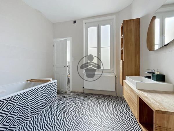 Location                                                      Maison
                        
                     7 pièces                      202 m2                     à Saint-Quentin