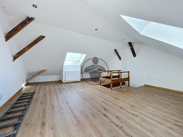 Location                                                      Maison
                        
                     7 pièces                      202 m2                     à Saint-Quentin