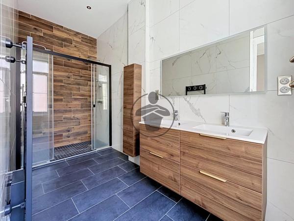 Location                                                      Maison
                        
                     7 pièces                      202 m2                     à Saint-Quentin