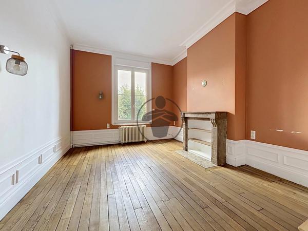 Location                                                      Maison
                        
                     7 pièces                      202 m2                     à Saint-Quentin