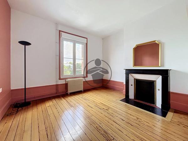 Location                                                      Maison
                        
                     7 pièces                      202 m2                     à Saint-Quentin