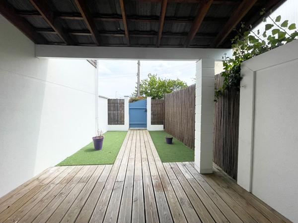 PESSAC - LADONNE. Appartement type studio - 20m2 - Terrasse - Jardinet - Parking