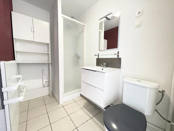 PESSAC - LADONNE. Appartement type studio - 20m2 - Terrasse - Jardinet - Parking