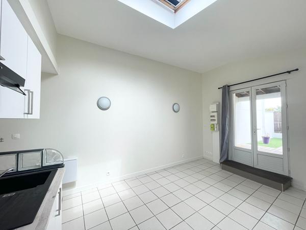 PESSAC - LADONNE. Appartement type studio - 20m2 - Terrasse - Jardinet - Parking