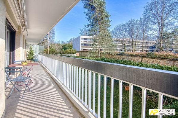 Versailles Glatigny Appartement 5 pièces 110 m² avec chambre attenante de 16m² situé au 1er étage avec ascenseur, balcon plein sud, 2 caves et une place de parking €750 000 ** - Référence 27252