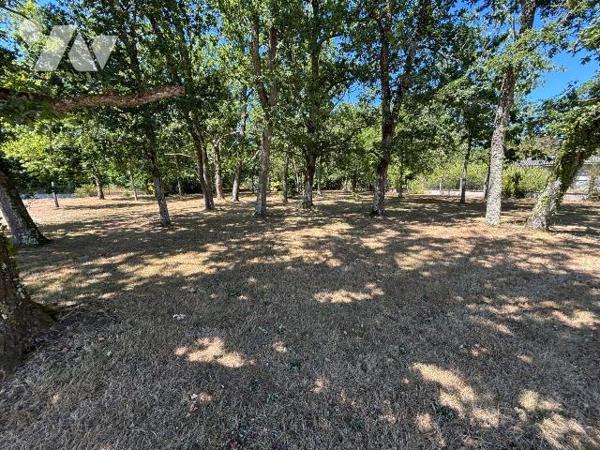 A VENDRE, Gironde, proche Bordeaux, PAREMPUYRE secteur calme proche du centre, terrain à bâtir ...