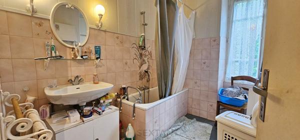 Maison mitoyenne de 130 m² à Cénac-et-Saint-Julien sur 1193 m² de terrain.