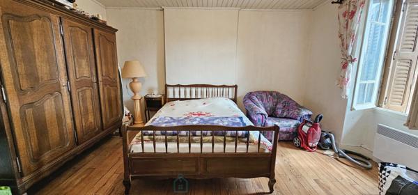 Maison mitoyenne de 130 m² à Cénac-et-Saint-Julien sur 1193 m² de terrain.