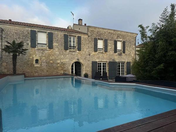 PROPRIÉTÉ DE CARACTÈRE À DOMPIERRE SUR MER.