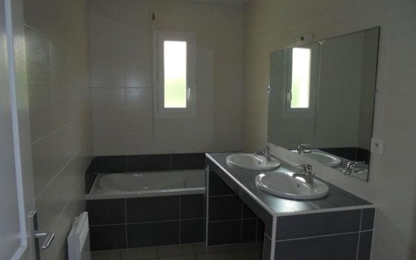 Maison à louer    6 pièces •  Roquefort