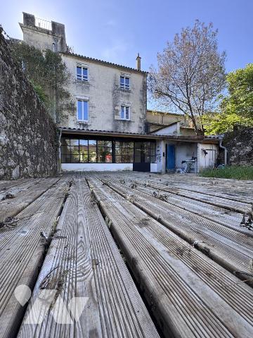 GRANDE MAISON DE VILLE RENOVEE AVEC JARDIN ET DEPENDANCE
