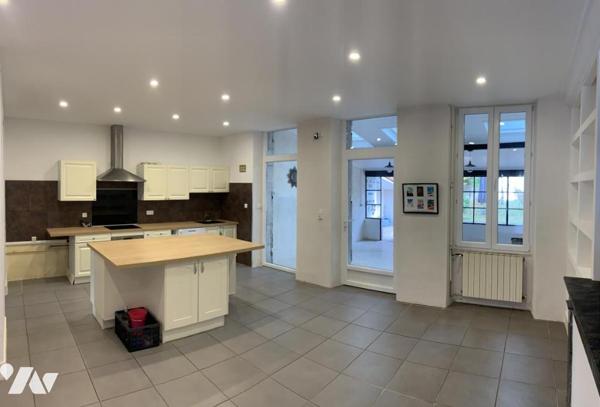 GRANDE MAISON DE VILLE RENOVEE AVEC JARDIN ET DEPENDANCE