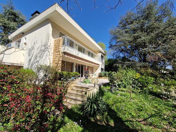 SAINT BONNET DE MURE LE HAUT - VILLA D'ARCHITECTE DE 230 m² et 7 chambres sur terrain de 2500 m²