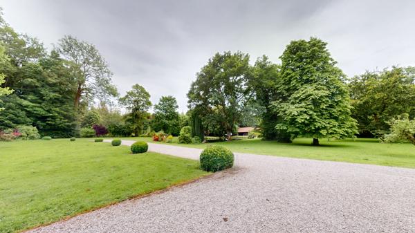 VENTE d'une propriété de 11 pièces (390 m²)