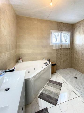 Grande maison 8 pieces sur les hauteurs avec vue degagee proche de Montauban