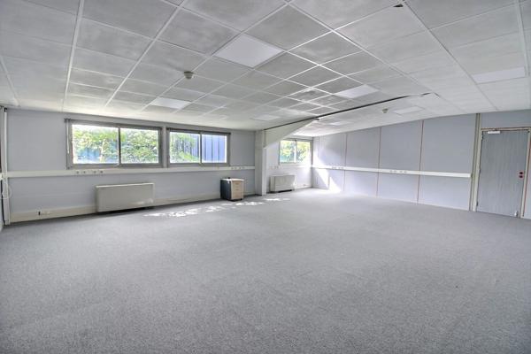 Bureau à louer de 86 m2 cloisonné en deux parties dans une ZAC à Achères au prix de 825 € H.T. H.C. / mois