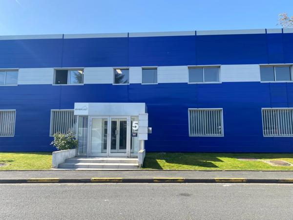 Bureau à louer de 86 m2 cloisonné en deux parties dans une ZAC à Achères au prix de 825 € H.T. H.C. / mois