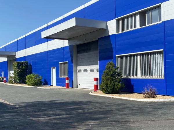 Bureau à louer de 86 m2 cloisonné en deux parties dans une ZAC à Achères au prix de 825 € H.T. H.C. / mois