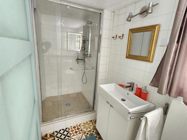 Tosny - Agréable villa avec vue et accès direct à la Seine de 124 m2 -  3 chambres - Bel environnement reposant, calme et reposant -  Terrain 947 m2 - Prix : 383.000 Euros