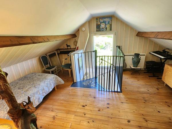 Tosny - Agréable villa avec vue et accès direct à la Seine de 124 m2 -  3 chambres - Bel environnement reposant, calme et reposant -  Terrain 947 m2 - Prix : 383.000 Euros