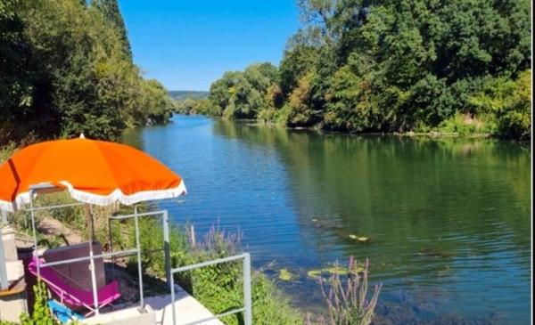 Tosny - Agréable villa avec vue et accès direct à la Seine de 124 m2 -  3 chambres - Bel environnement reposant, calme et reposant -  Terrain 947 m2 - Prix : 383.000 Euros